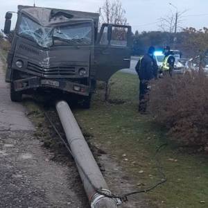На запорожской Набережной водитель грузовика врезался в электроопору. Фото