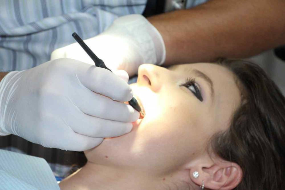 Врач опроверг информацию о выпадении зубов после коронавируса
