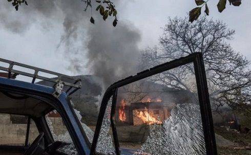 Армяне сжигают свои дома перед возвращением Лачинского района под контроль Азербайджана (ФОТО)
