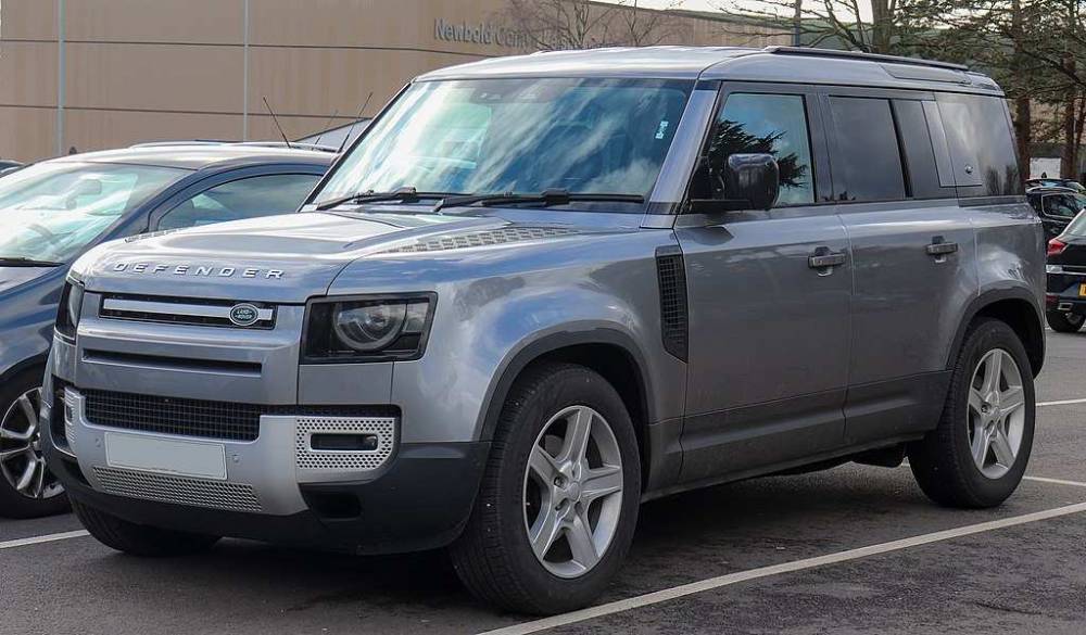 Компания Land Rover начала продажи нового внедорожника Defender в РФ