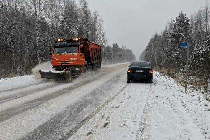 Более 1380 единиц техники убирают снег на дорогах региона
