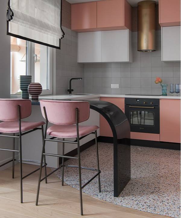 Маленькая квартира с розовой кухней в Подмосковье