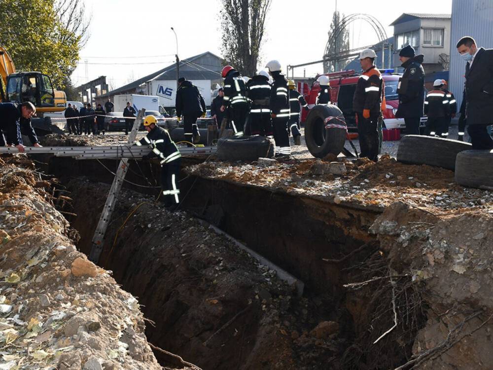 Привалило землей в траншее: в Николаеве вытащили из-под завала двух мужчин – фото, видео