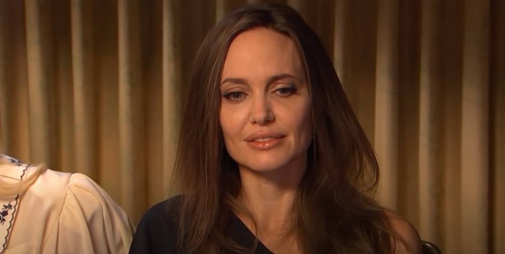 Горячая Анджелина Джоли расставила ножки, засветив пикантные места: «Все приветствуют королеву»