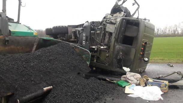 На Кировоградщине в ДТП с военным грузовиком и асфальтоукладчиком погибли два человека, один человек госпитализирован