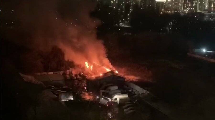 Открытое горение ликвидировано в ангаре на северо-востоке Москвы