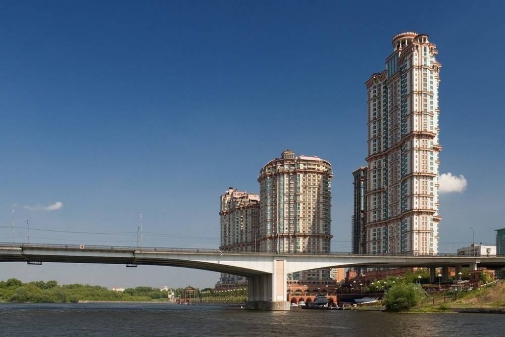 На Москва-реке в Строгино образовалась радужная пленка