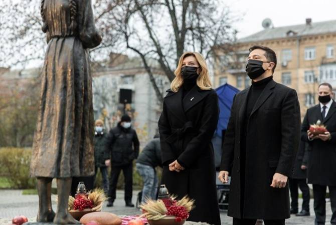 Зеленский с женой почтили память жертв голодоморов в Украине