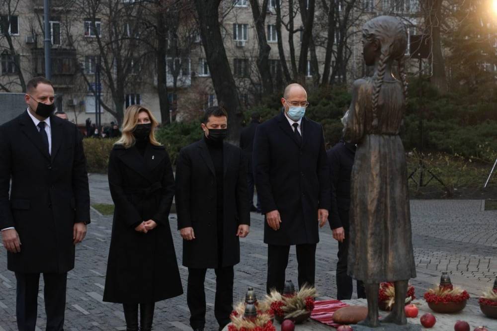 Руководство государства почтило память жертв Голодоморов