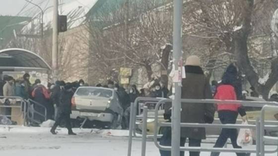 Автомобиль влетел в толпу на остановке в Челябинске