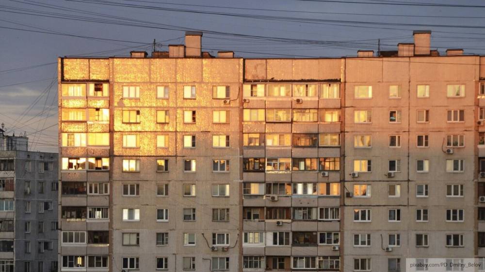 Школьник выпал из окна пятого этажа в Екатеринбурге
