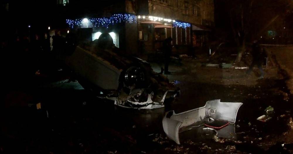 В Каменец-Подольском иномарка влетела в дерево и перевернулась — есть погибшие и пострадавшие (2 фото)