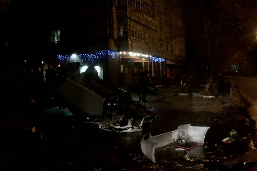 В Хмельницкой области погибли пассажиры легковушки, которая влетела в дерево и перевернулась (фото)