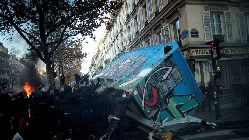Демонстранты в Париже устроили беспорядки