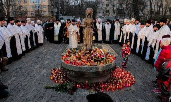 И малые, и старые: Как в Киеве почтили память жертв голодоморов
