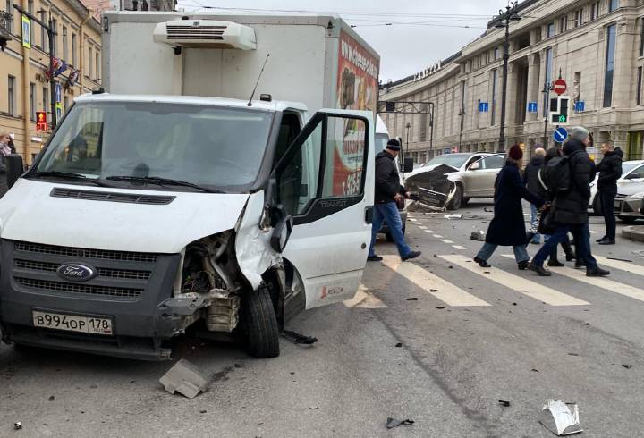 Микроавтобус с чизкейками чуть не снес Audi в центре Петербурга