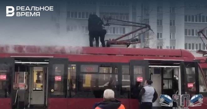 В Казани сняли на видео, как пассажиры потушили горящий трамвай