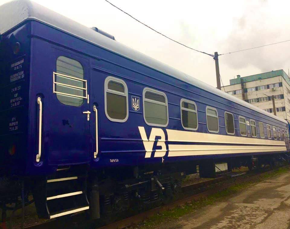 «Укрзалізниця» решила перекрасить вагоны в «практичный» синий цвет
