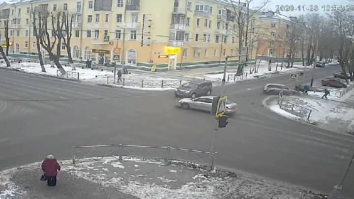 Легковушка, вылетевшая на тротуар после ДТП, сбила пожилого пешехода. Видео