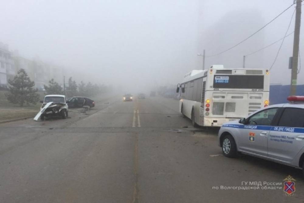 Водитель и пассажир ВАЗа травмировались в ДТП с автобусом в Волгограде