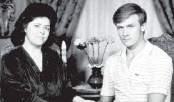 В День матери губернатор Любимов опубликовал фото со своей мамой