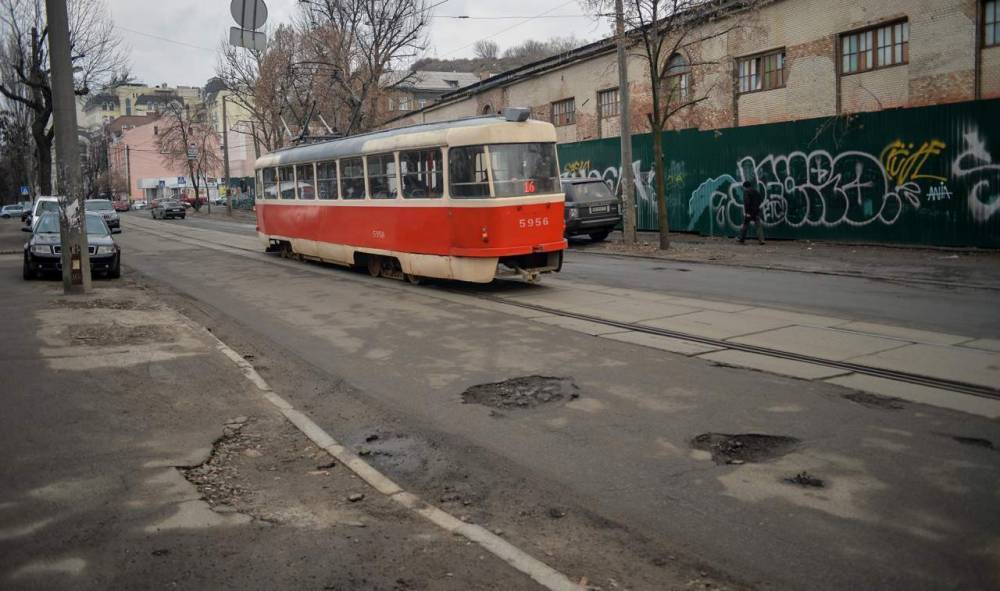 В Харькове неизвестные обстреляли трамвай (ВИДЕО)