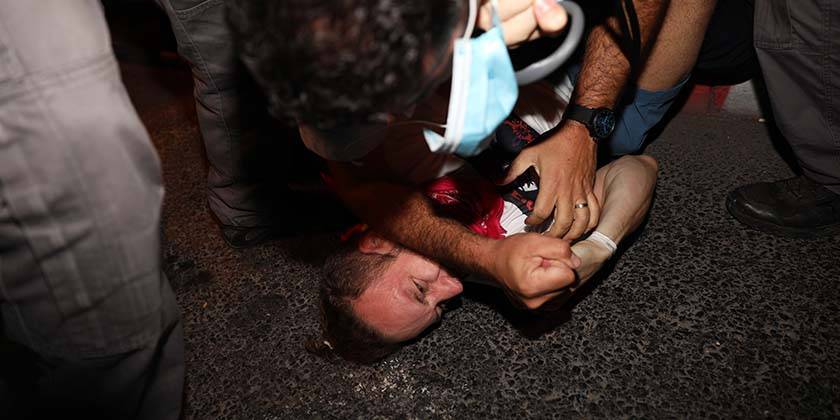 Против офицера полиции, избившего фотографа и демонстранта, подано обвинение