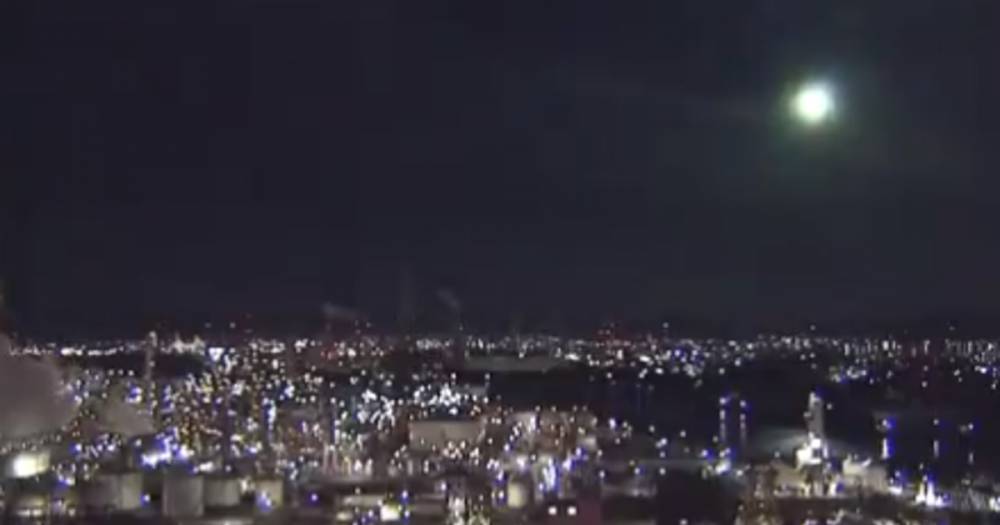 Загадочный объект, "яркий как Луна", засняли в небе над Японией
