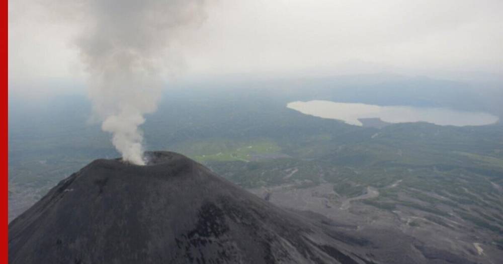 Выбросы пепла вулкана Леволото на юге Индонезии усилились