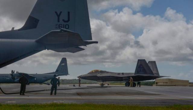 ВВС США испытали «горячую заправку» F-22 Raptor, чтобы быть менее предсказуемыми