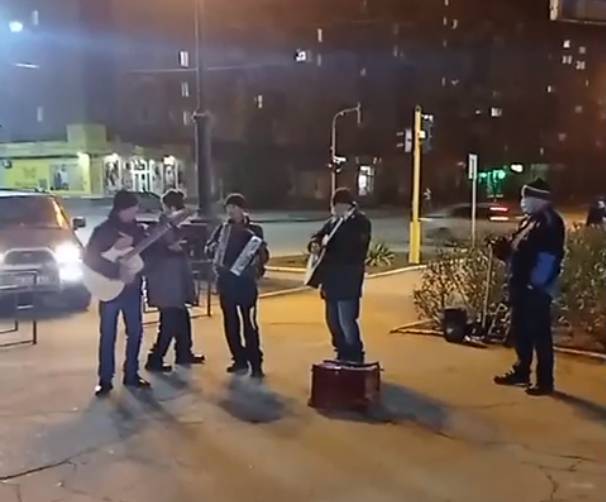В Лисичанске возле "Сильпо" устроили импровизированный концерт: видео