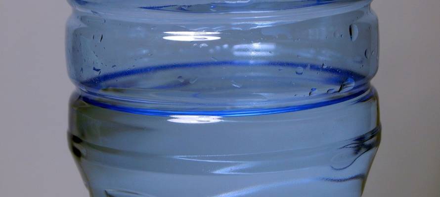 Специалисты назвали признаки поддельной воды в бутылках