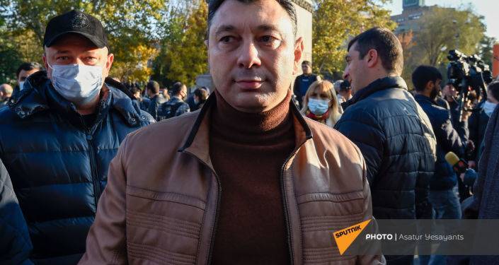 "Он нагло лжет": Шармазанов о заявлениях Пашиняна по поводу переговоров вокруг Карабаха
