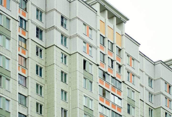 Подросток выжил после падения с крыши девятиэтажного дома в Петербурге