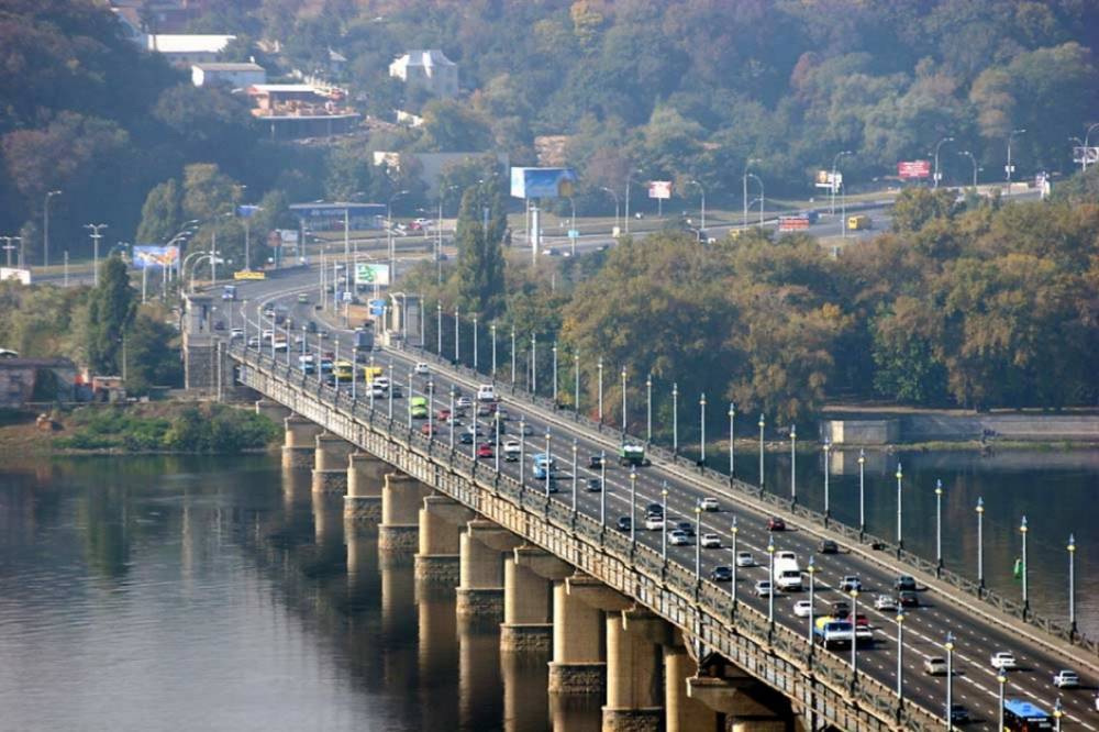 В Киеве "заминировали" мост Патона