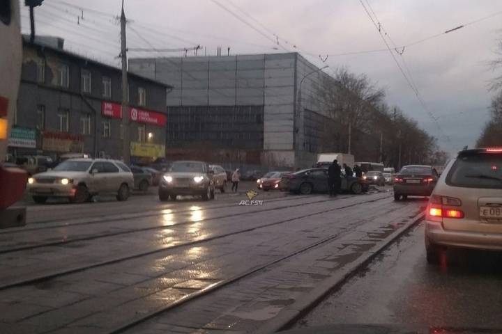Трамваи встали: массовое ДТП в Новосибирске полностью блокировало проезд для транспорта