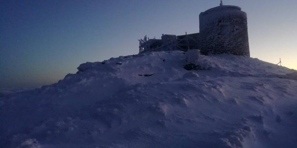 В Карпатах вершину Поп Иван Черногорский замело снегом