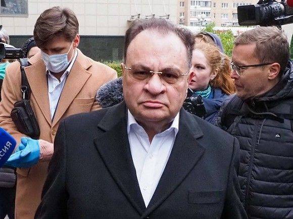 Адвокат: Ефремов окажет помощь гражданской жене и матери погибшего водителя