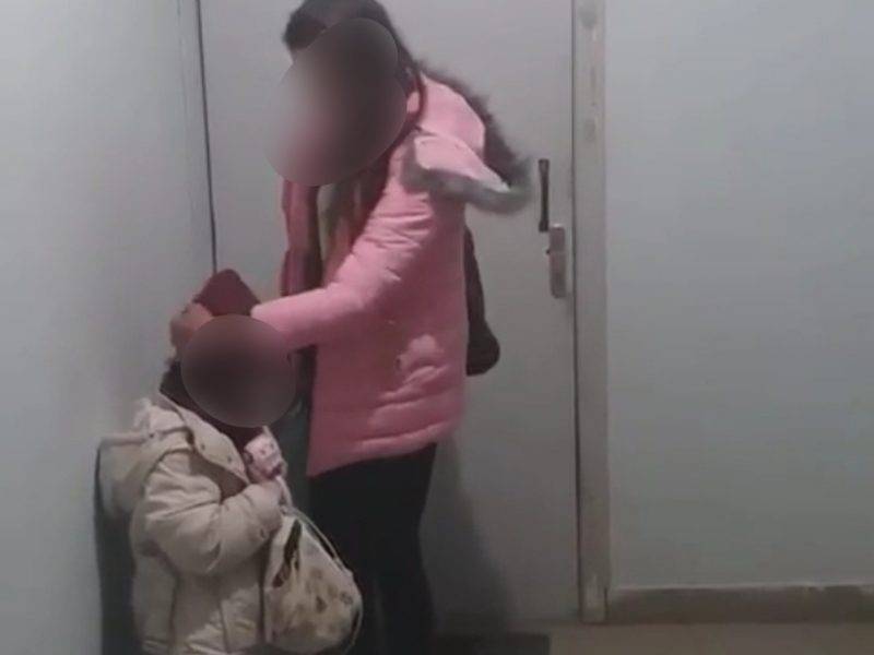Пустите в туалет: мать с маленькой дочкой две недели жили в подъезде ярославского дома