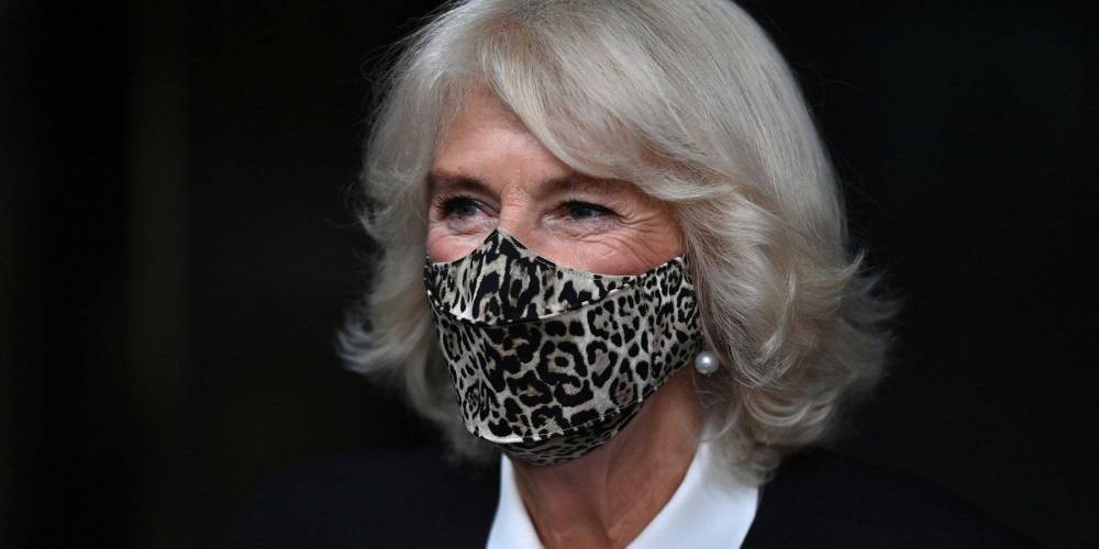 В тренде. 73-летня жена принца Чарльза удивила маской с леопардовым принтом