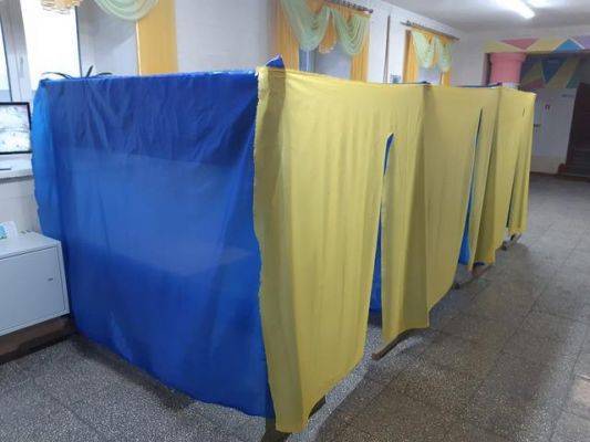 Выборы на Украине: избирательные кабинки делают из подручных средств