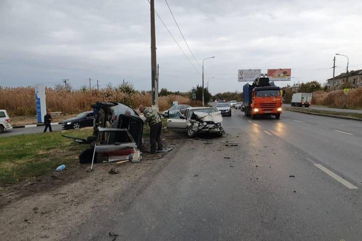 Водитель и пассажирка ВАЗа пострадали в ДТП с иномаркой в Волгограде