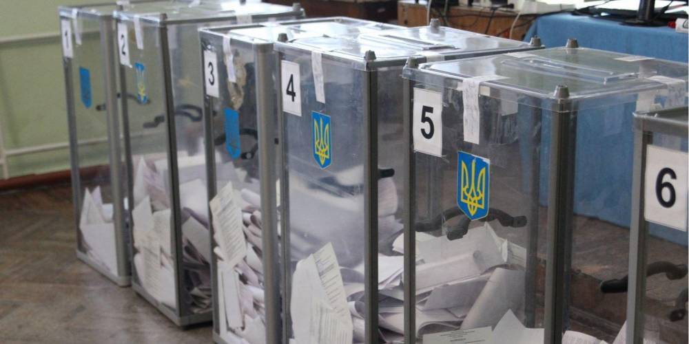 Украина впервые голосует по новым правилам. Все главные новости дня местных выборов