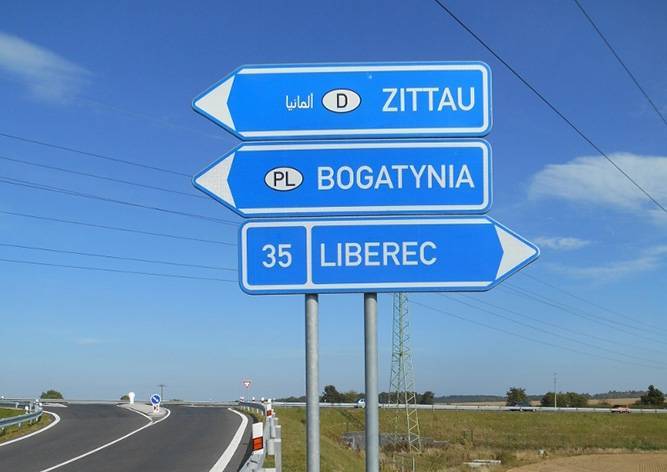 На дорожных указателях в Чехии появились надписи на арабском языке