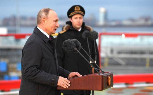 Путин принял участие в церемонии поднятия государственного флага РФ на новом ледоколе «Виктор Черномырдин»