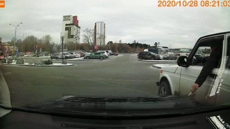 В Екатеринбурге ищут водителя белой «Нивы» – он обиделся на девушку на парковке и исцарапал ей машину