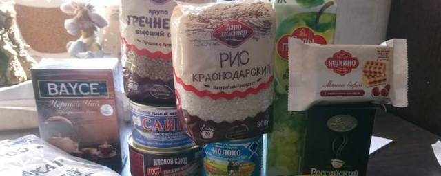 В школах Новосибирска ученикам из малоимущих семей выдают продуктовые наборы
