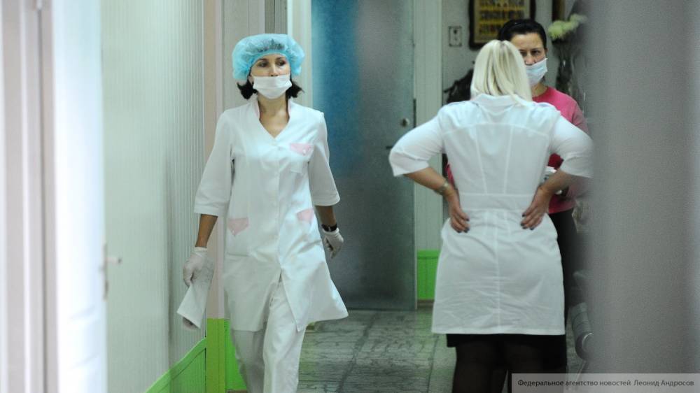 Украинка избила медика за отказ проводить ее ребенку тест на COVID-19