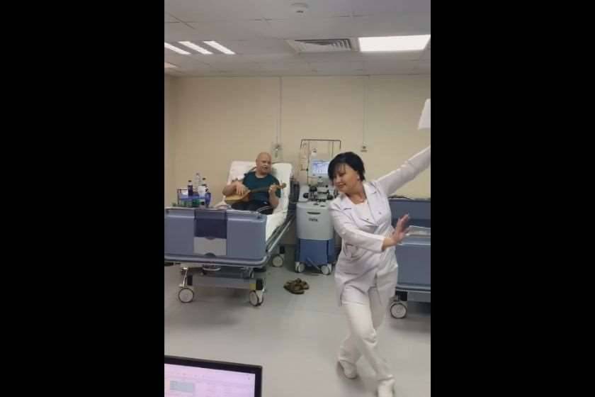 Пациент заставил танцевать медперсонал тбилисской онкологической клиники. ВИДЕО