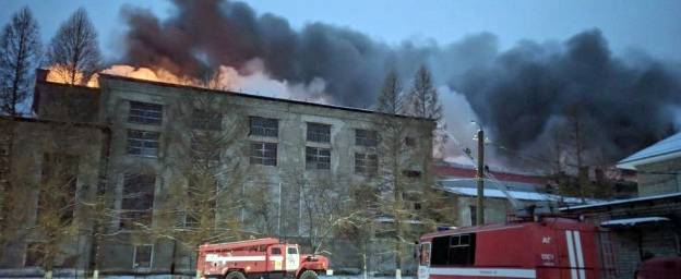 Огнеборцы ликвидировали пожар в цехе бумажной фабрики в Кировской области